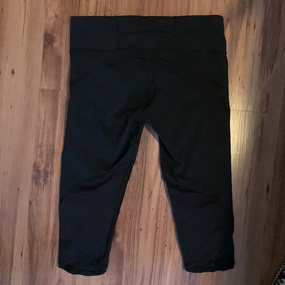 Size 6 luxtreme crops with back pocket and side detailing - Picture 3 of 3